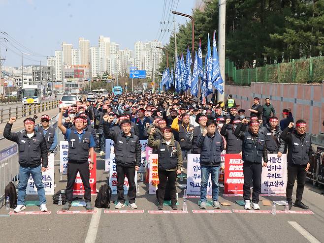사진은 지난 4월 삼성전자 화성캠퍼스 H1 정문 앞에서  금속노조 경기지부가 '이앤에스지회 임금 및 단체협약 쟁취 투쟁 승리'와 내란세력 청산·사회대개혁 쟁취’를 이유로 개최한 투쟁 선포식의 모습. /금속노조