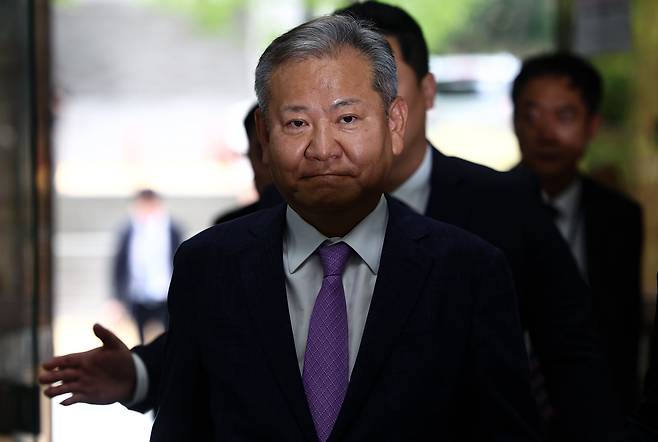 12·3 비상계엄 당시 '언론사 단전·단수'를 지시한 의혹을 받는 이상민 전 행정안전부 장관이 31일 서울 서초구 서울중앙지방법원에서 열린 구속 전 피의자 심문(영장실질심사)에 출석하고 있다. /뉴스1