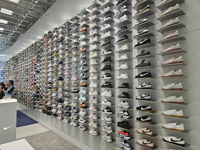 무신사 스토어 강남 1층 한쪽 벽면에 신발들이 전시돼 있다. /정재훤 기자