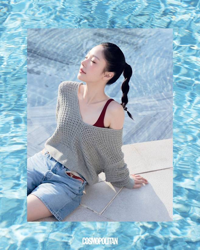 니트 풀오버 Moondal. 비키니 톱 Arket. 데님 쇼츠 Levi’s.