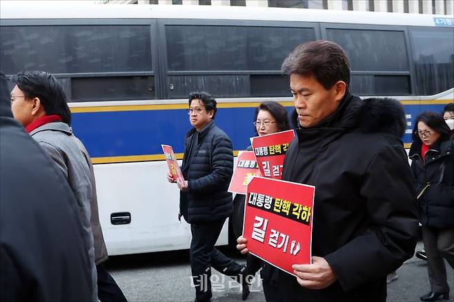 전 한국사 강사 전한길 씨가 지난 3월 21일 오전 서울 종로구 헌법재판소 앞에서 '윤석열 대통령 탄핵 각하 길 걷기'에 참여하고 있다. ⓒ데일리안 홍금표 기자