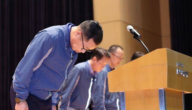 정희민 포스코이앤씨 대표이사 사장이 29일 오후 인천 연수구 포스코이앤씨 인천 송도사옥에서 지난 28일 경남 함양~창녕 고속도로 현장에서 발생한 중대재해와 관련해 고개숙여 사과하고 있다. ⓒ 뉴시스