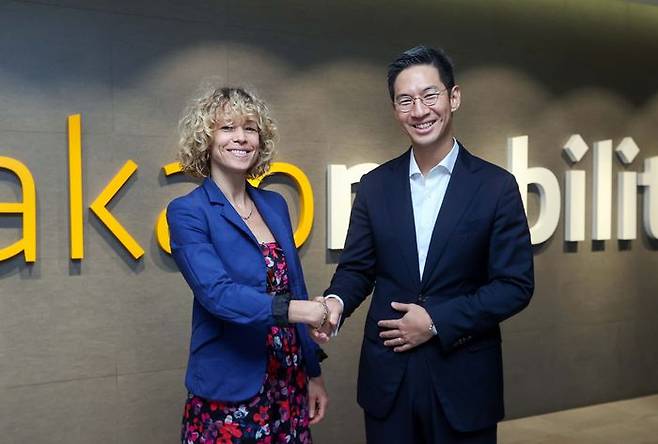 지난 25일 경기 성남시 카카오모빌리티 사옥에서 벨기에 교통부(교통·기후·생태전환부)소속 타냐 브라인세일스(Tanja Bruynseels·왼쪽) 전략모빌리티국장과 장성욱 카카오모빌리티 미래이동연구소장이 기념 촬영을 하고 있다.ⓒ카카오모빌리티