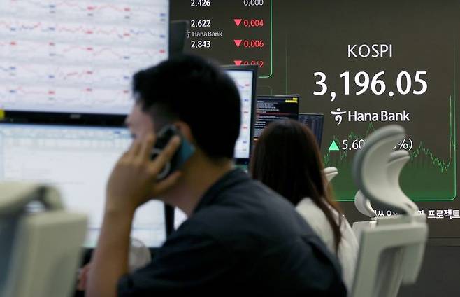 서울 중구 하나은행 딜링룸에서 딜러들이 업무를 보고 있다(자료사진). ⓒ뉴시스