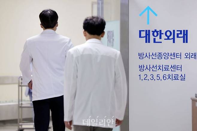 서울 시내 한 대학병원에서 의료진들이 이동하고 있다. ⓒ뉴시스