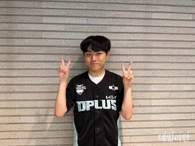'쇼메이커' 허수가 지난 30일 데일리안과 인터뷰를 마친 뒤 기념 촬영을 하고 있다. ⓒ데일리안 황지현 기자