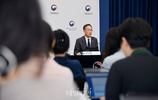 이형일 기획재정부 차관(가운데)이 2025년 세제개편안 상세 브리핑을 진행하고 있다. ⓒ기획재정부