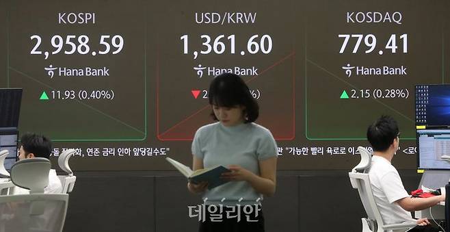 서울 중구 하나은행 딜링룸 전광판에 지수가 표시되고 있다.ⓒ뉴시스