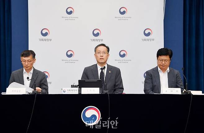 이형일 기획재정부 차관(가운데)이 지난 29일 정부세종청사에서 열린 2025년 세제개편안 상세 브리핑에서 주요내용을 발표하고 있다.ⓒ기획재정부