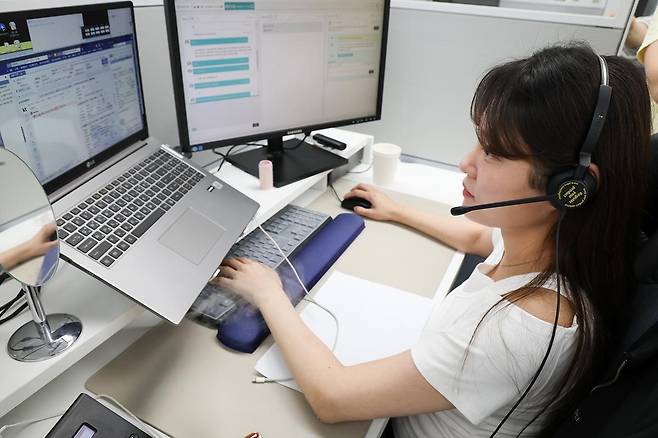 29일 서울 중구 KT중앙센터에서 한 상담원이 고객 문의 전화에 응대하고 있다. KT 제공