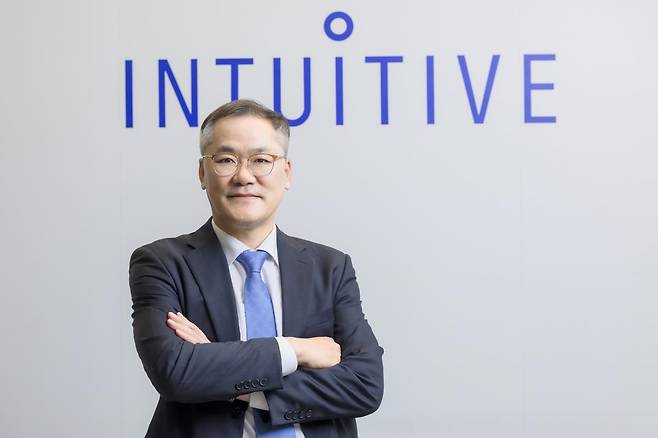 다빈치 로봇 보조 수술 시스템은 올해 국내 도입 20년을 맞았다. 사진은 최용범 인튜이티브서지컬코리아 대표. 
인튜이티브서지컬코리아 제공