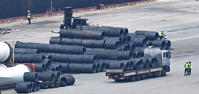 한미 관세협상이 타결된 31일 경기 평택시 포승읍 평택항에 철강제품이 쌓여 있다.   미국 상무부는 30일(현지시간) ‘한국에 대한 자동차 품목별 관세는 15%로 결정됐다’며 철강·알루미늄·구리는 기존 관세율(50%)를 유지하기로 했다고 밝혔다. 2025.07.31. 평택=뉴시스