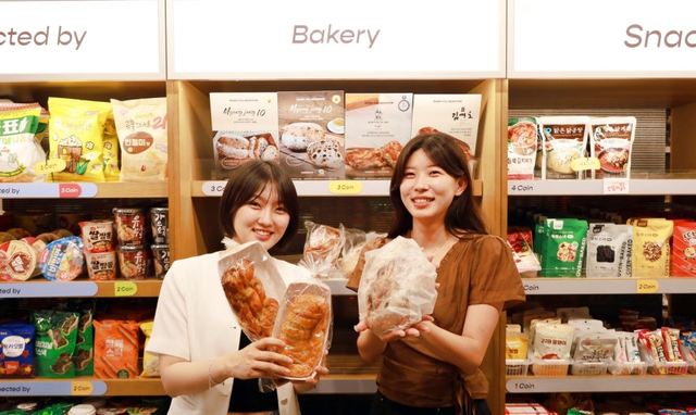삼성웰스토리의 임직원들이 제과명장 콜라보 베이커리 제품을 선보이고 있다. [삼성웰스토리 제공]