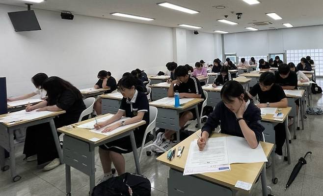 수험생들이 건국대 모의논술을 응시하고 있다. 건국대 제공