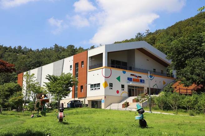 목포시는 어린이부터 성인까지 다양한 연령층과 가족 단위 방문객이 함께 즐길 수 있는 전남지역 최초 스포츠형 실내 테마파크 '목포플레이파크'<사진>가 오는 8월 8일 정식 개장한다고 밝혔다. 목포시 제공