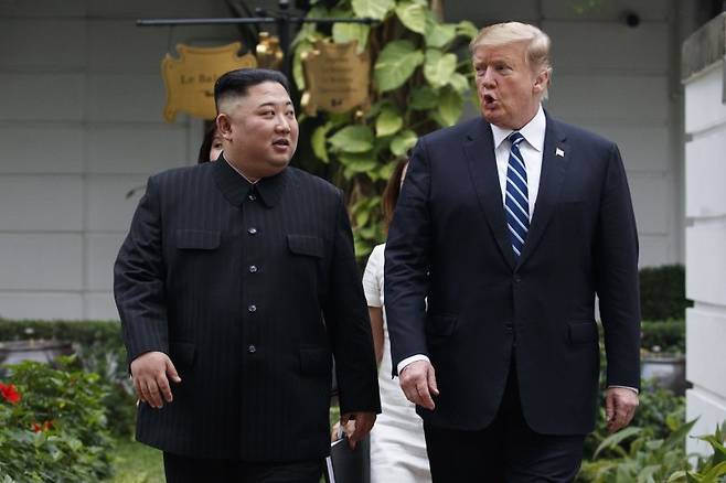 김정은 북한 국무위원장과 도널드 트럼프 미국 대통령이 지난 2019년 2월 하노이 메트로폴 호텔에서의 단독 회담을 마치고 회담장 주변을 거닐며 얘기하고 있다.뉴시스