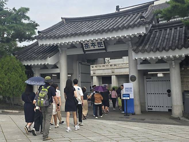 7월 31일 오전 청와대 춘추문에서 관람객들이 입장하고 있다. 사진=서지윤 기자