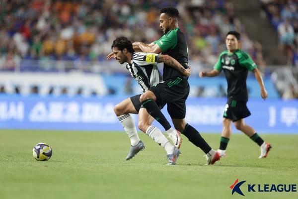 산드로 토날리(왼쪽, 뉴캐슬유나이티드), 모따(팀 K리그). 한국프로축구연맹 제공