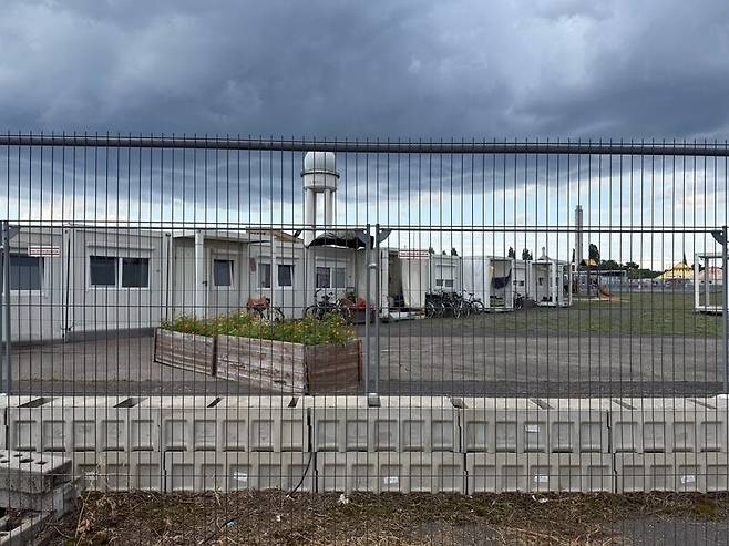 옛 공항이었던 독일 베를린 템펠호프 지구 한편에 설치된 우크라이나 난민 수용시설. 2015∼2016년 시리아 난민이 독일로 대거 들어왔을 때에도 이곳은 시리아 난민을 위한 수용시설로 활용됐다. 사진 장예지 특파원