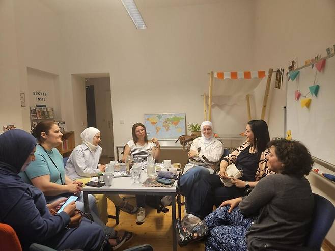 트레프토쾨페니크구의 이민자 참여·통합 위원회 의장단으로서 이 지역 여성 난민들과 대화하고 있는 아시야 알디리. 사진 아시야 알디리 제공