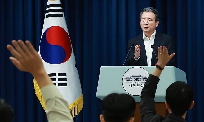 김용범 대통령실 정책실장이 31일 서울 용산 대통령실 청사에서 한미 관세 협상 타결 관련 브리핑 뒤 취재진의 질문을 받고 있다. 연합뉴