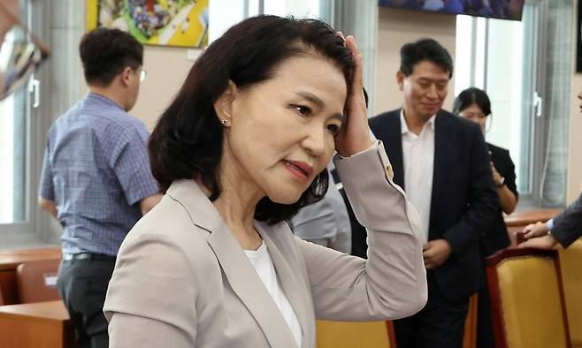 이진숙 방송통신위원장이 7일 ‘방송3법\'을 통과시킨 국회 과학기술정보방송통신위원회 전체회의가 산회되자 회의장에서 나가고 있다. 연합뉴스