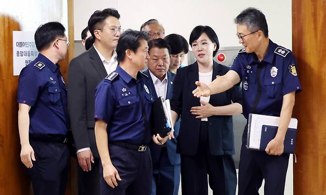 더불어민주당 ‘3대특검(내란·김건희·순직해병) 종합대응 특별위원회’가 31일 첫 일정으로 윤석열 전 대통령이 수감된 서울구치소를 방문하고 있다. 국회사진기자단