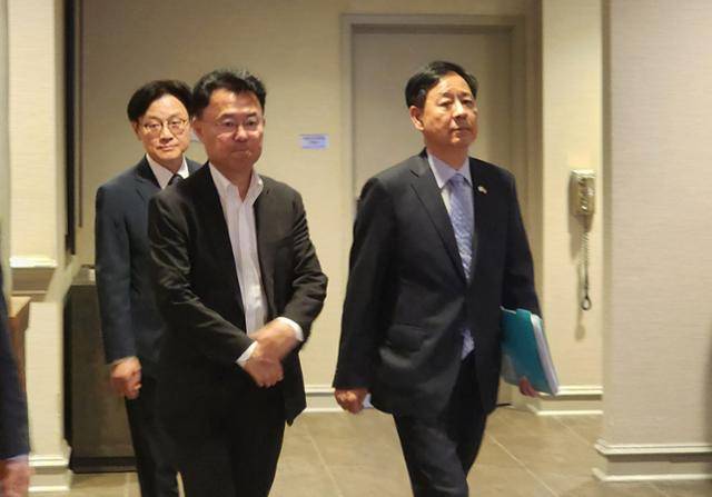 구윤철 부총리 겸 기획재정부 장관(오른쪽)이 30일 미국 워싱턴DC 상무부 청사에서 하워드 러트닉 미 상무장관과 통상협의를 하기 위해 숙소를 나서고 있다. 맨 왼쪽은 김정관 산업통상자원부 장관. 연합뉴스
