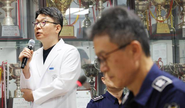 전현희 총괄위원장을 비롯한 더불어민주당 3대특검(내란·김건희·순직해병) 종합대응 특별위원회 위원들이 31일 경기 의왕시 서울구치소를 방문한 가운데 서울구치소 의료과장이 질문에 답변하고 있다.뉴스1