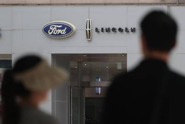 도널드 트럼프 미국 대통령이 30일 한국에 대한 상호관세를 기존 25%에서 15%로 낮추기로 했다고 밝혔다. 사진은 한국과 미국의 관세 협상이 타결된 31일 서울 시내 미국 수입차 전시장 모습. 연합뉴스