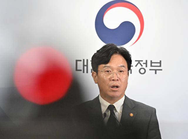 김영훈 고용노동부 장관이 지난 29일 정부서울청사에서 노동조합 및 노동관계조정법 개정안(노란봉투법) 관련 브리핑을 하고 있다. 김 장관은 30일 경기 화성시 쿠팡 동탄 물류센터를 불시에 방문해 '노동자 폭염 대책'을 점검한 데 이어, 31일에는 올해 산재가 잇따라 발생한 포스코이앤씨 본사를 방문했다. 홍인기 기자