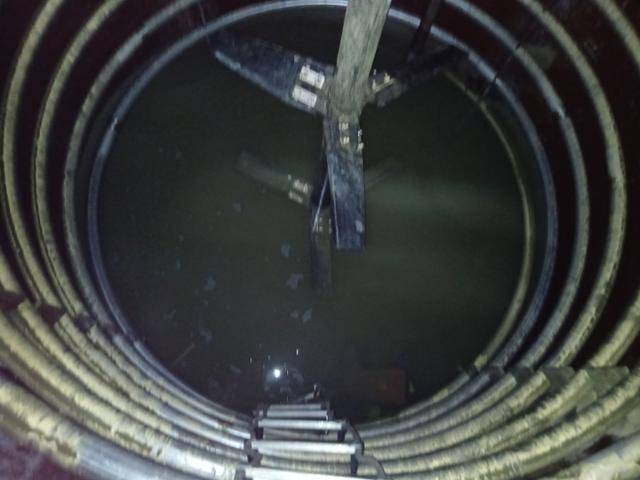 지난 28일 충북 충주의 배터리 제조업체에서 30대 근로자가 추락한 화학물질 보관 탱크 내부. 깊이가 5m에 달한다. 충북도소방본부 제공