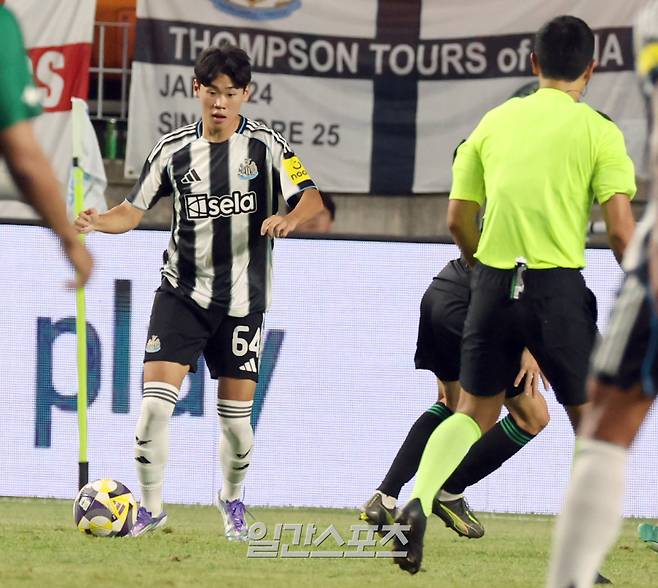 ‘2025 쿠팡플레이 시리즈’ 팀 K리그와 뉴캐슬의 경기가 30일 오후 수원월드컵경기장에서 열렸다. 후반 교체 되어 들어간 뉴캐슬 박승수가 문전 돌파하고 있다. 수원=정시종 기자 capa@edaily.co.kr /2025.07.30.