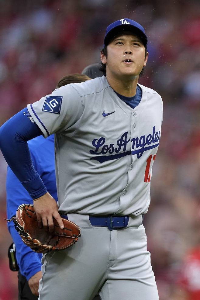 <yonhap photo-3050=""> Los Angeles Dodgers' Shohei Ohtani spits after being relieved during the fourth inning of a baseball game against the Cincinnati Reds Wednesday, July 30, 2025, in Cincinnati. (AP Photo/Carolyn Kaster)/2025-07-31 09:22:23/ <저작권자 ⓒ 1980-2025 ㈜연합뉴스. 무단 전재 재배포 금지, AI 학습 및 활용 금지></yonhap>