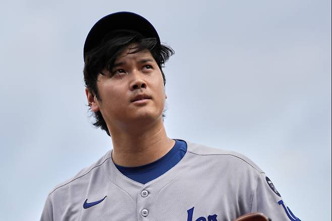 <yonhap photo-2889=""> Los Angeles Dodgers' Shohei Ohtani reacts after throwing during the first inning of a baseball game against the Cincinnati Reds Wednesday, July 30, 2025, in Cincinnati. (AP Photo/Carolyn Kaster)/2025-07-31 08:30:30/ <저작권자 ⓒ 1980-2025 ㈜연합뉴스. 무단 전재 재배포 금지, AI 학습 및 활용 금지></yonhap>