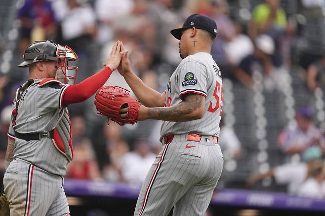 <yonhap photo-1972=""> Minnesota Twins catcher Christian V?zquez, left, congratulates relief pitcher Jhoan Duran, right, after their team defeated the Colorado Rockies in a baseball game Sunday, July 20, 2025, in Denver. (AP Photo/David Zalubowski)/2025-07-21 07:17:29/ <저작권자 ⓒ 1980-2025 ㈜연합뉴스. 무단 전재 재배포 금지, AI 학습 및 활용 금지></yonhap>