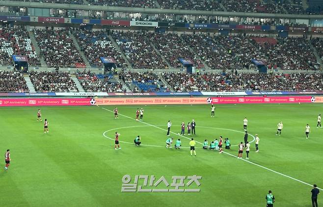 FC바르셀로나와 FC서울 선수들이 킥오프가 지연된 뒤 그라운드에 서 있는 모습. 사진=IS 포토