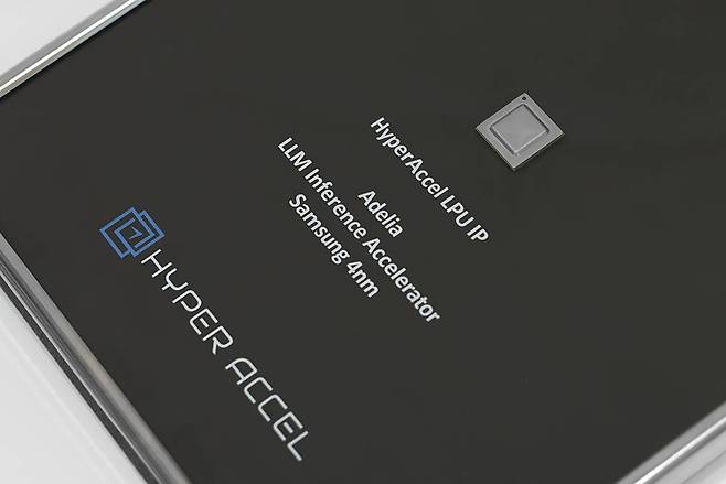 하이퍼엑셀이 2024년 11월에 공개한 4nm LLM 가속기 아델리아(Adelia) 칩 / 출처=IT동아