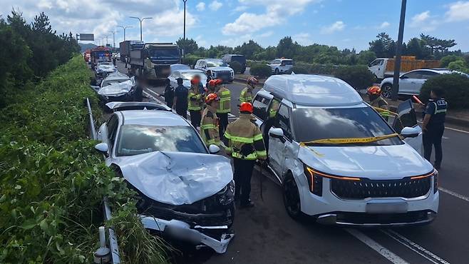 오늘(31일) 오전 10시 50분쯤 서귀포시 안덕면 상창교차로에서 발생한 교통사고 현장 (제주소방안전본부 제공)