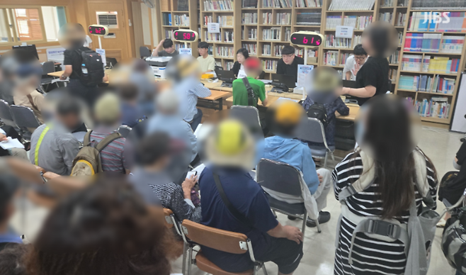 민생회복 소비쿠폰 신청 접수 첫날인 지난 21일, 제주시 한 주민센터에 쿠폰 신청을 위해 민원인들이 기다리는 모습.