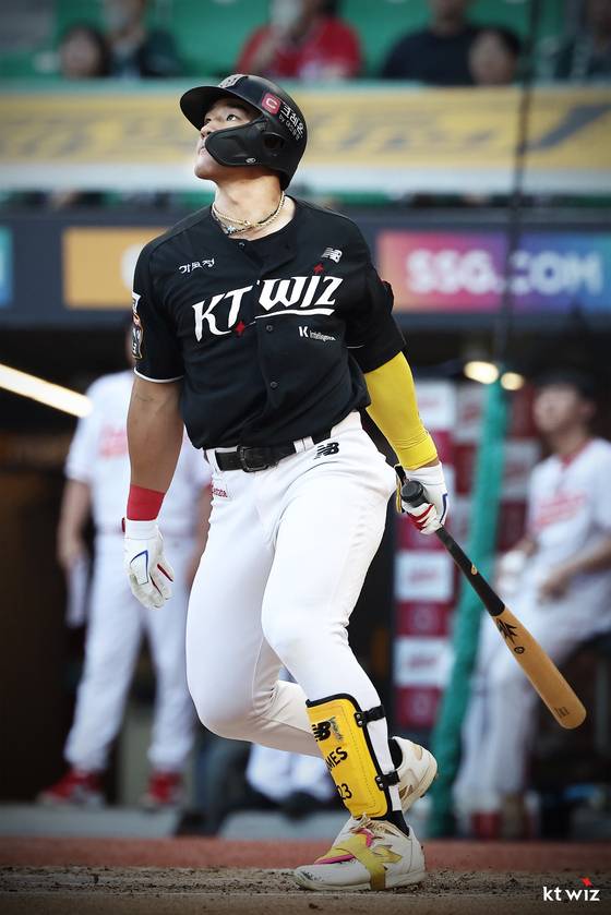 올 시즌 프로야구 돌풍의 주인공 안현민. 정확도와 선구안은 물론 파괴력까지 갖춘 ‘괴력의 교타자’로 성장했다. 강력한 신인왕 후보를 넘어 MVP 후보로 거론된다. [사진 KT 위즈}