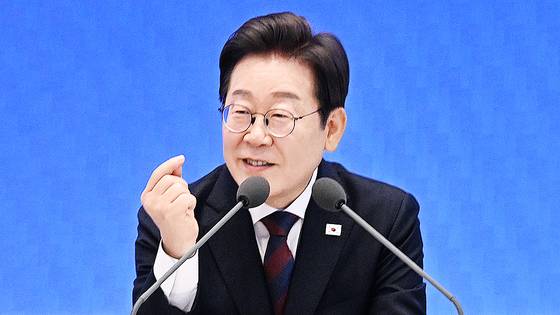 이재명 대통령이 지난 3일 서울 종로구 청와대 영빈관에서 열린 취임 첫 공식 기자회견 '대통령의 30일, 언론이 묻고 국민에게 답하다'에 참석해 기자들의 질문에 답하고 있다. 대통령실사진기자단