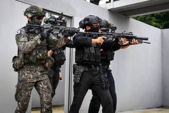 다중테러대응전술(MACTAC) 훈련에서 육군과 공군 장병이 한 팀을 이뤄 격실 수색을 하고 있다. 공군 17전비