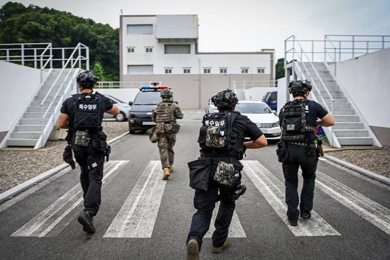 다중테러대응전술(MACTAC) 훈련에서 육군과 공군 장병과 경찰이 한 팀을 이뤄 이동하고 있다. 공군 17전비