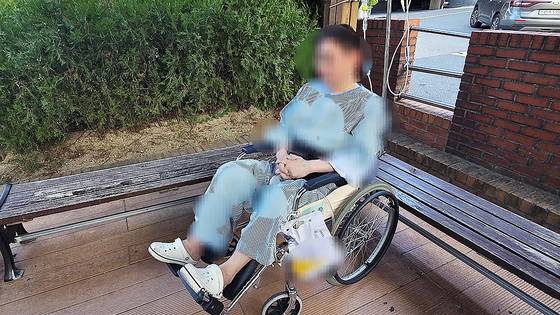 지난 27일 오후 전북 전주시 중화산동 한 병원에서 전직 경찰관 A씨(54)가 휠체어에 탄 채 기자를 맞았다. 전주 완산경찰서 소속 경위로 재직 중이던 A씨는 지난해 11월 8일 전주지검 구치감으로 호송 중이던 여성 피의자 B씨(40)의 신체 일부를 만지고 입맞춤한 혐의로 지난 1월 구속 기소됐다. 지난 22일 1심에서 무죄를 선고받았다. 김준희 기자