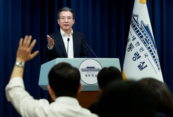 김용범 대통령실 정책실장이 31일 서울 용산 대통령실 청사에서 한미 관세 협상 타결 관련 브리핑 뒤 취재진의 질문을 받고 있다. 연합뉴스
