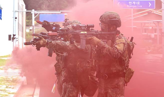 51사단, 도시지역 전투훈련   (인천=연합뉴스) 임순석 기자 = 31일 인천 서구 인천도시지역전투훈련장에서 진행된 육군 51사단 ' 대테러 초동조치훈련 및 도시지역 탐색격멸훈련'에서 장병들이 테러 용의자 은거 지역으로 진입하고 있다. 2025.7.31   soonseok02@yna.co.kr (끝)  〈저작권자(c) 연합뉴스, 무단 전재-재배포, AI 학습 및 활용 금지〉