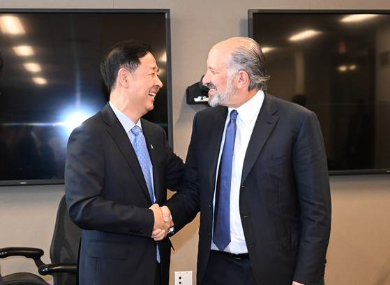 구윤철 경제부총리 겸 기획재정부 장관이 지난 29일(현지시간) 하워드 러트닉 미국 상무장관과 통상협의에 앞서 악수하고 있다. 연합뉴스