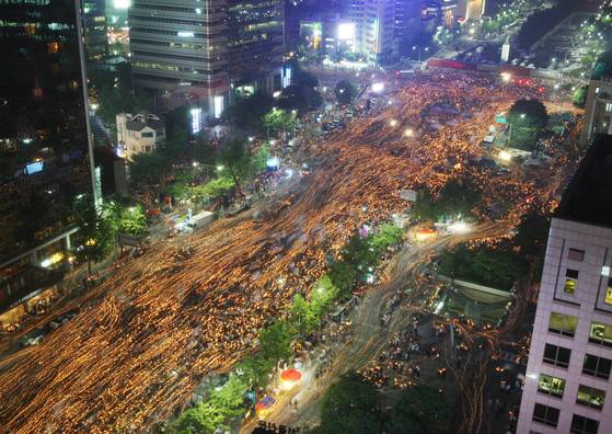 2008년 6월 10일 서울 광화문 일대에서 열린 광우병 촛불시위 모습. 주최 측 약 70만 명이 참여했다. 〈중앙포토〉