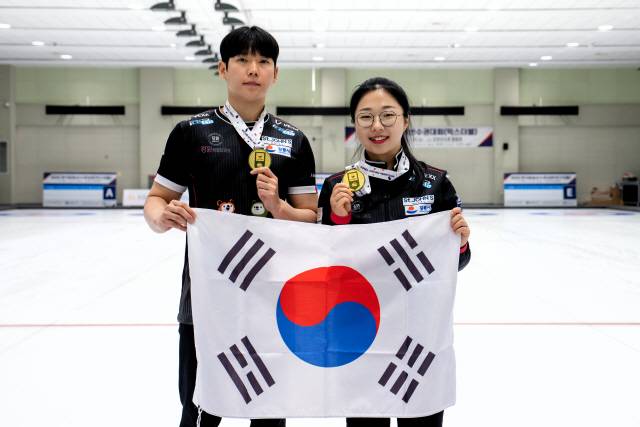 ▲ 강릉시청 김선영(오른쪽)과 강원도청 정영석이 지난 29일 충북 진천국가대표선수촌에서 열린 2025 한국컬링선수권대회 믹스더블 결승에서 우승을 차지, 국가대표로 선발된 뒤 태극기를 들고 기뻐하고 있다.